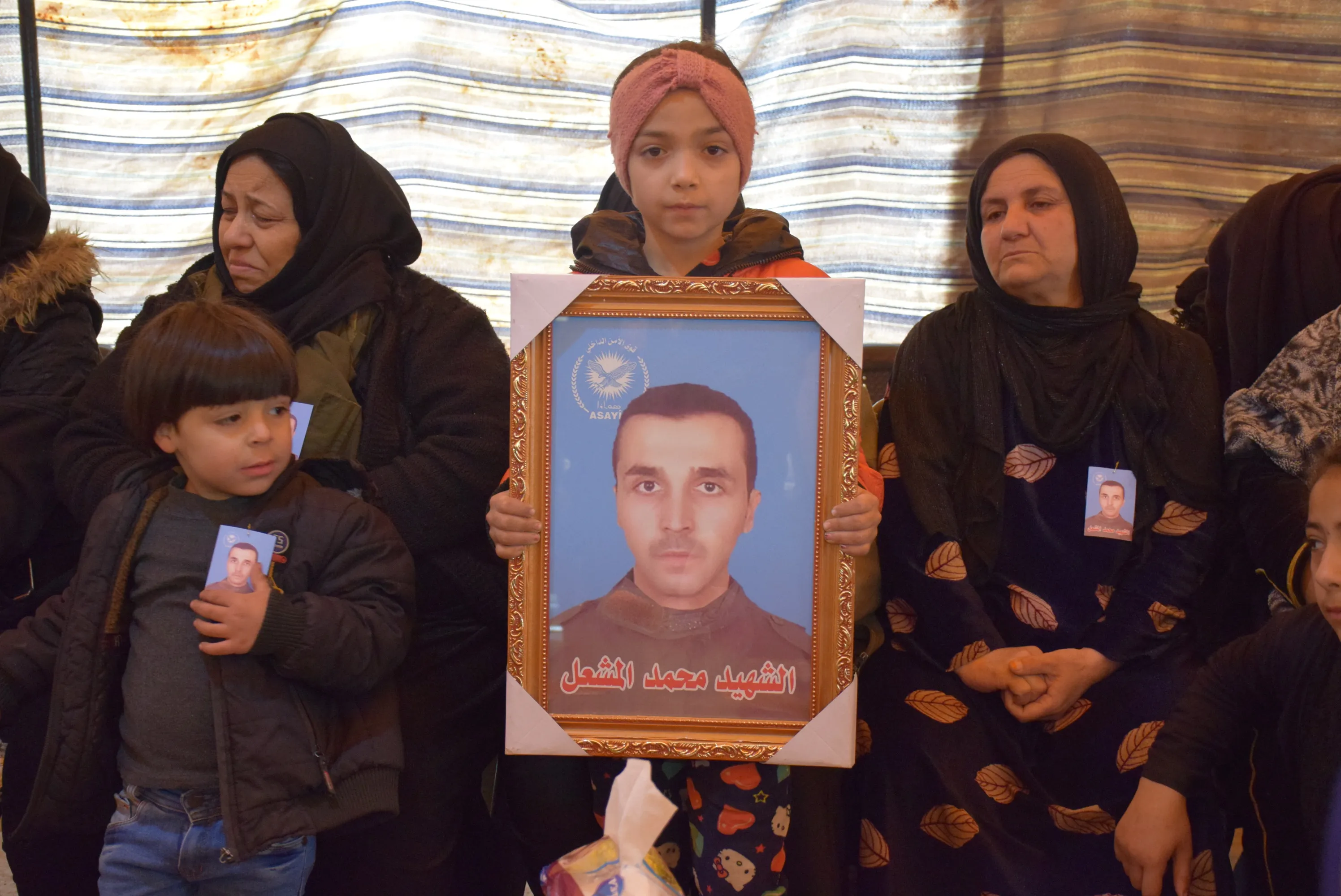 أهالي قامشلو يقدمون واجب العزاء لذوي الشهيد محمد المشعل