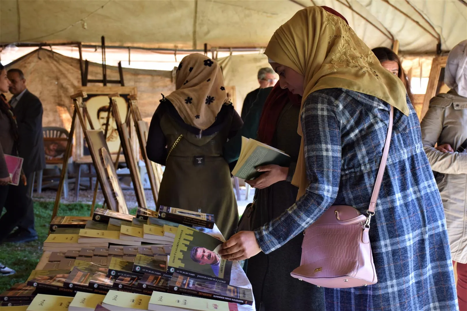 ​​​​​​​خيمة الحسكة تستمر بقراءة كتب ومجلدات القائد أوجلان ومحامو الرقة يعلنون وقوفهم مع القائد