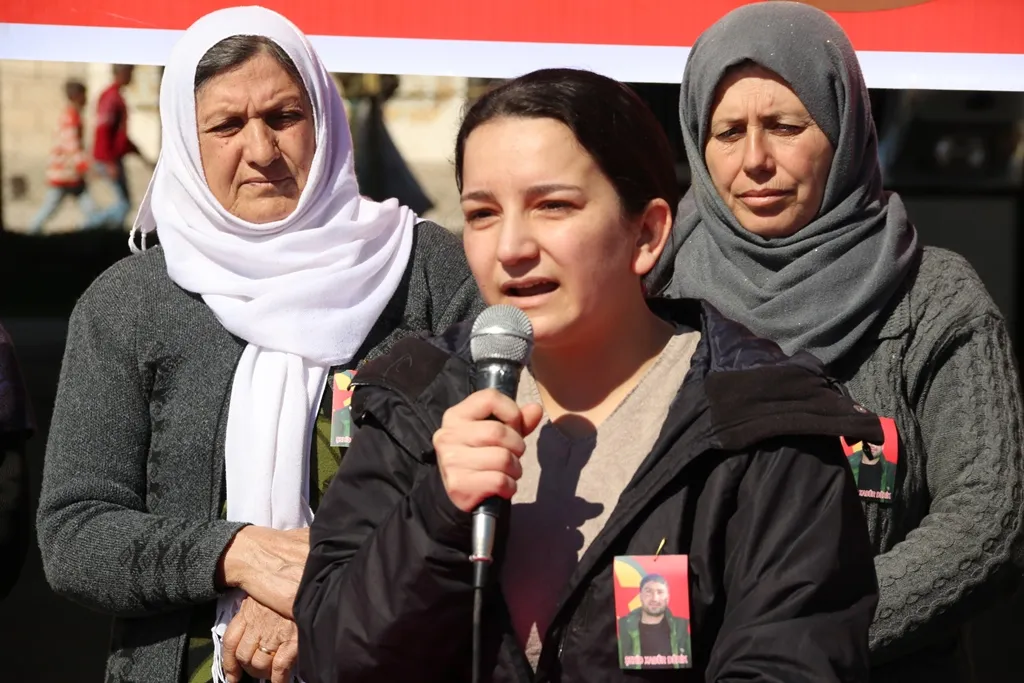 خلال مراسم أحد شهداء مقاومة غاري: انتصار غاري انتصار لشنكال وشمال وشرق سوريا