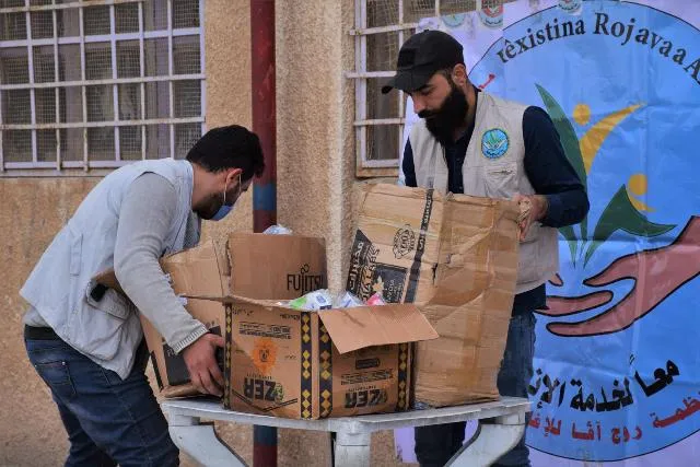 منظمة روج آفا توزع سلالاً صحية على  الطلبة في مدارس الحسكة