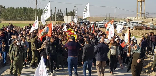 ​​​​​​​أهالي عامودا يشيّعون جثمان أحد أبنائهم معاهدين بمواصلة دربه