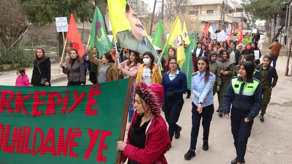 ​​​​​​​المرأة الشابّة بديرك خلال تظاهرة تجدّد عهدها برفع وتيرة النّضال ضدّ الاحتلال