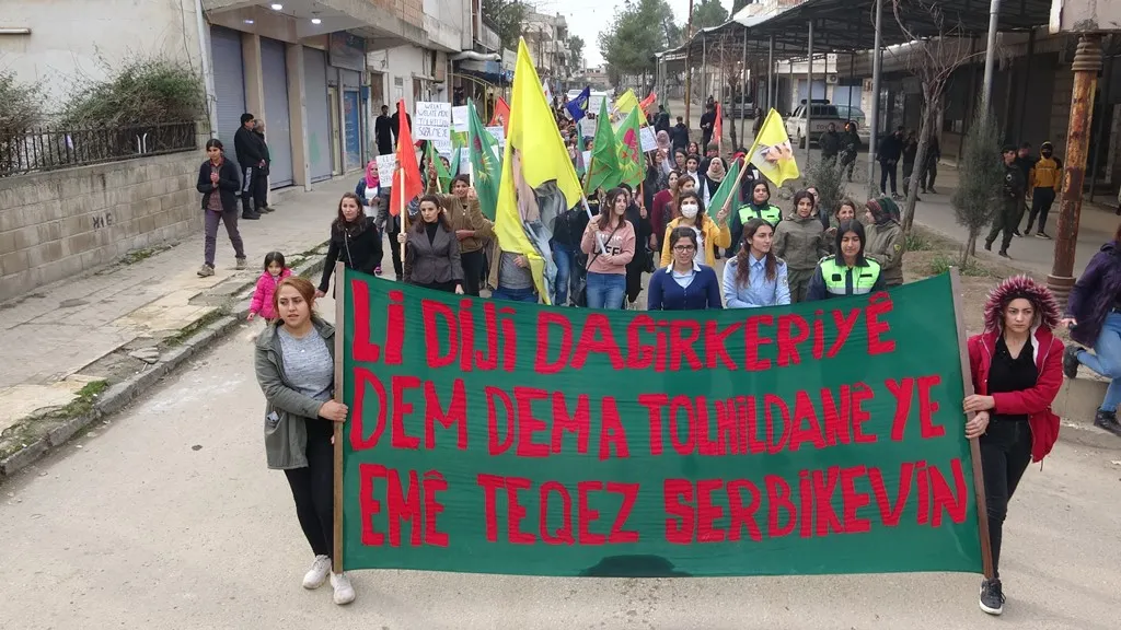 ​​​​​​​المرأة الشابّة بديرك خلال تظاهرة تجدّد عهدها برفع وتيرة النّضال ضدّ الاحتلال