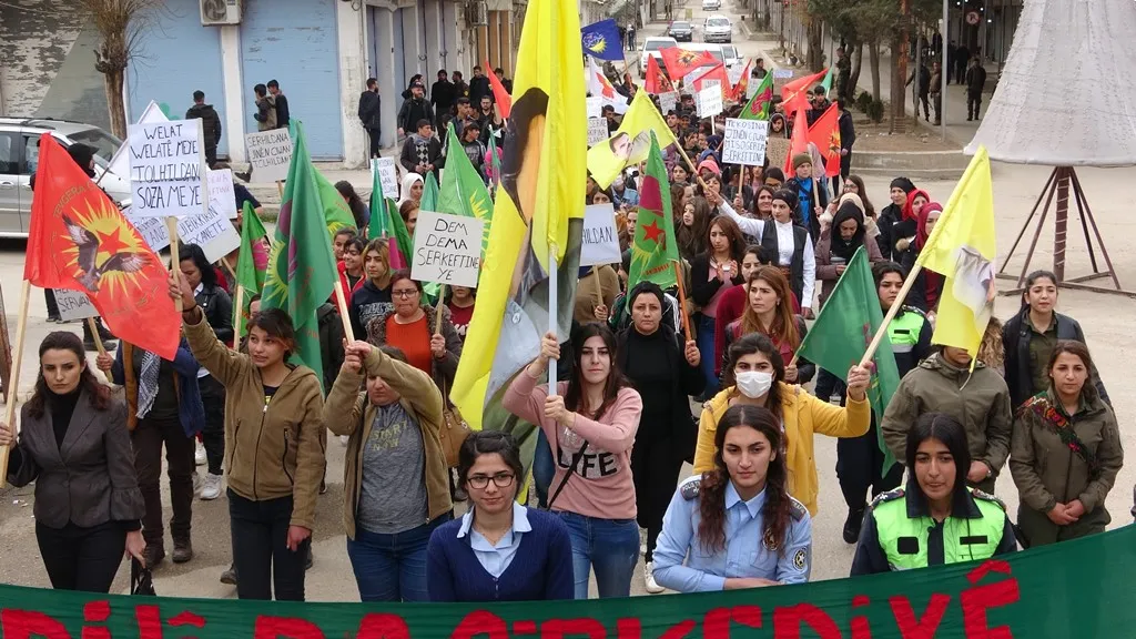 ​​​​​​​المرأة الشابّة بديرك خلال تظاهرة تجدّد عهدها برفع وتيرة النّضال ضدّ الاحتلال