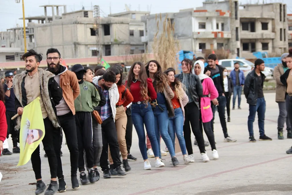 ​​​​​​​المرأة الشابّة بديرك خلال تظاهرة تجدّد عهدها برفع وتيرة النّضال ضدّ الاحتلال