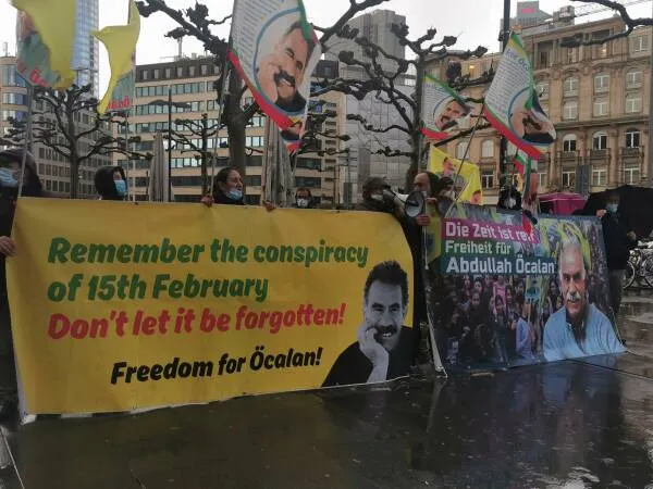 الكردستانيون في أوروبا يطالبون بالكشف الفوري عن صحة القائد أوجلان وإطلاق سراحه