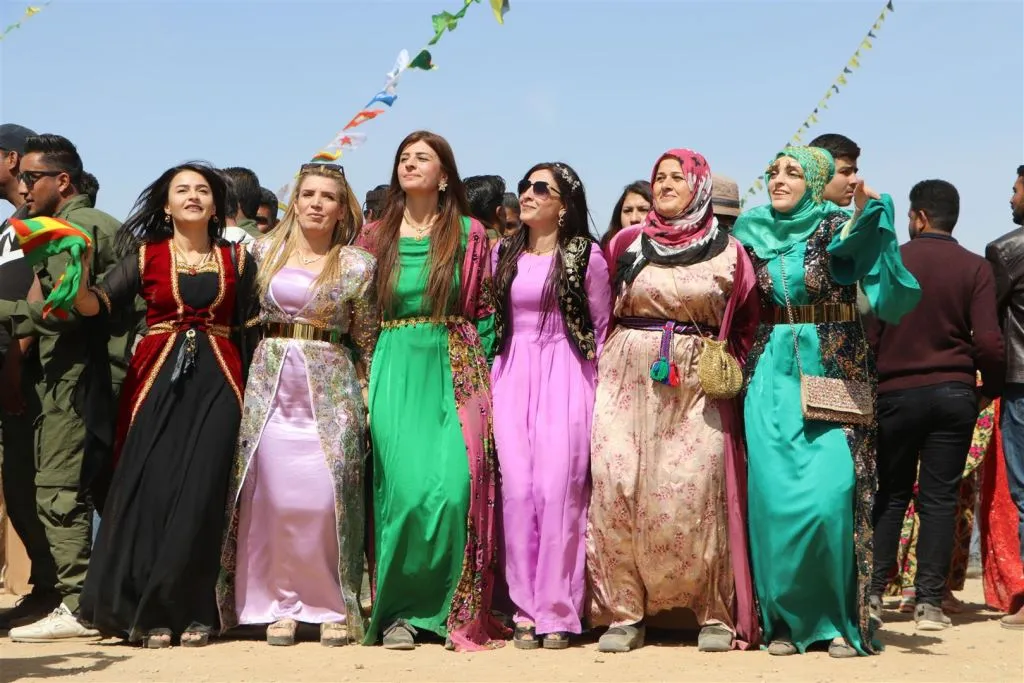 ​​​​​​​بالصور والفيديو..ألوان الطيف امتزجت في ساحات نوروز 2021