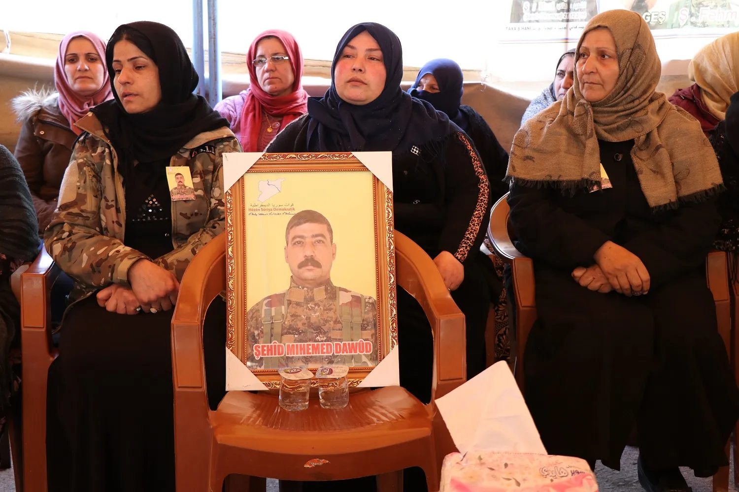 أهالي قامشلو يقدمون واجب العزاء لذوي الشهيد محمد داوود