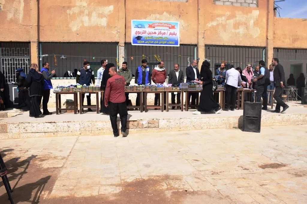 لجنة التربية في هجين تكرم الطلبة المتفوقين