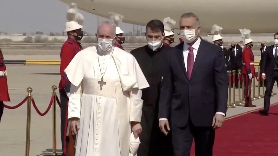الكاظمي يستقبل البابا فرنسيس في مطار بغداد