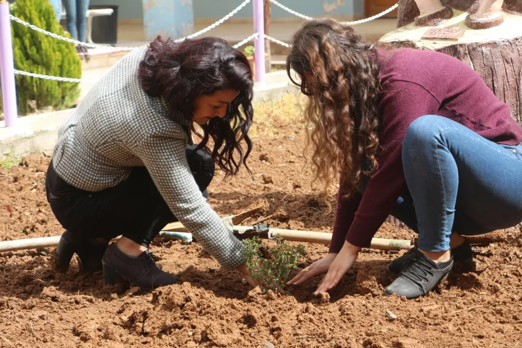 بمناسبة نوروز.. احتفالية وزرع الياسمين في كوباني