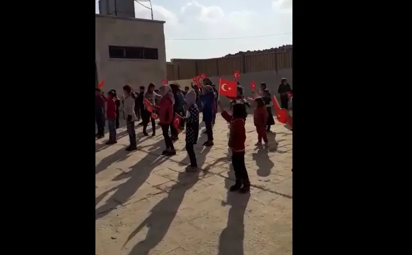 ​​​​​​​بالفيديو.. تركيا ترسخ التتريك في أذهان الأطفال ضمن المدن المحتلة