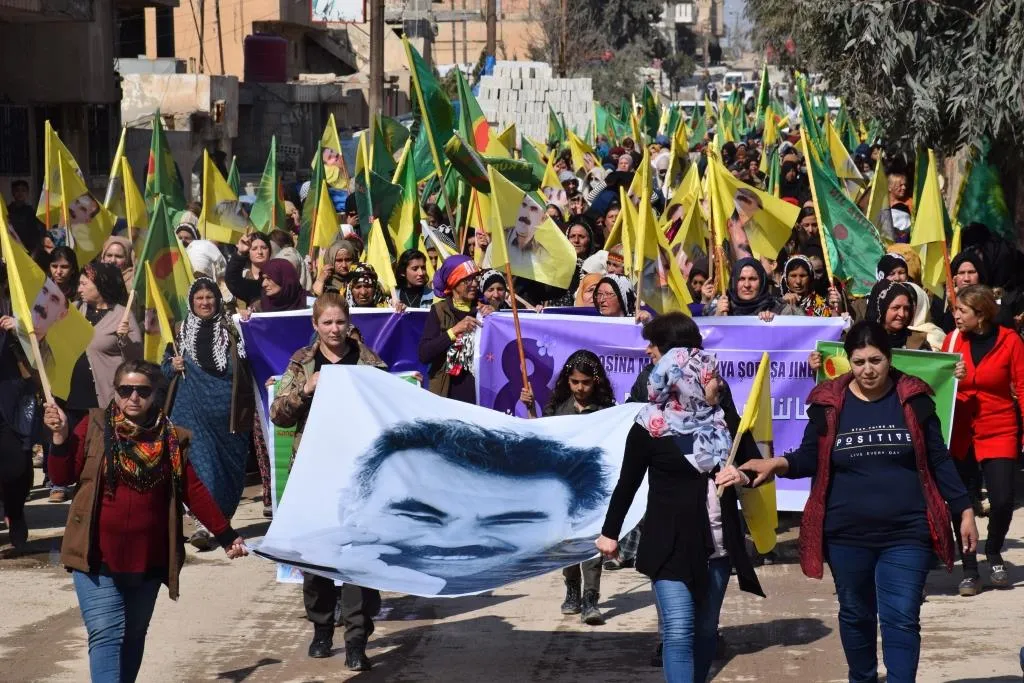 خلال مسيرات: الأنظمة الراديكالية تجد نضال المرأة خطرًا عليها