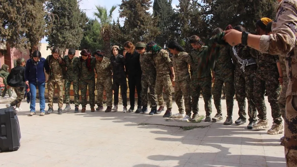 مقاتلات YPJ وقوى الأمن الداخلي يحتفلن بـ 8 آذار