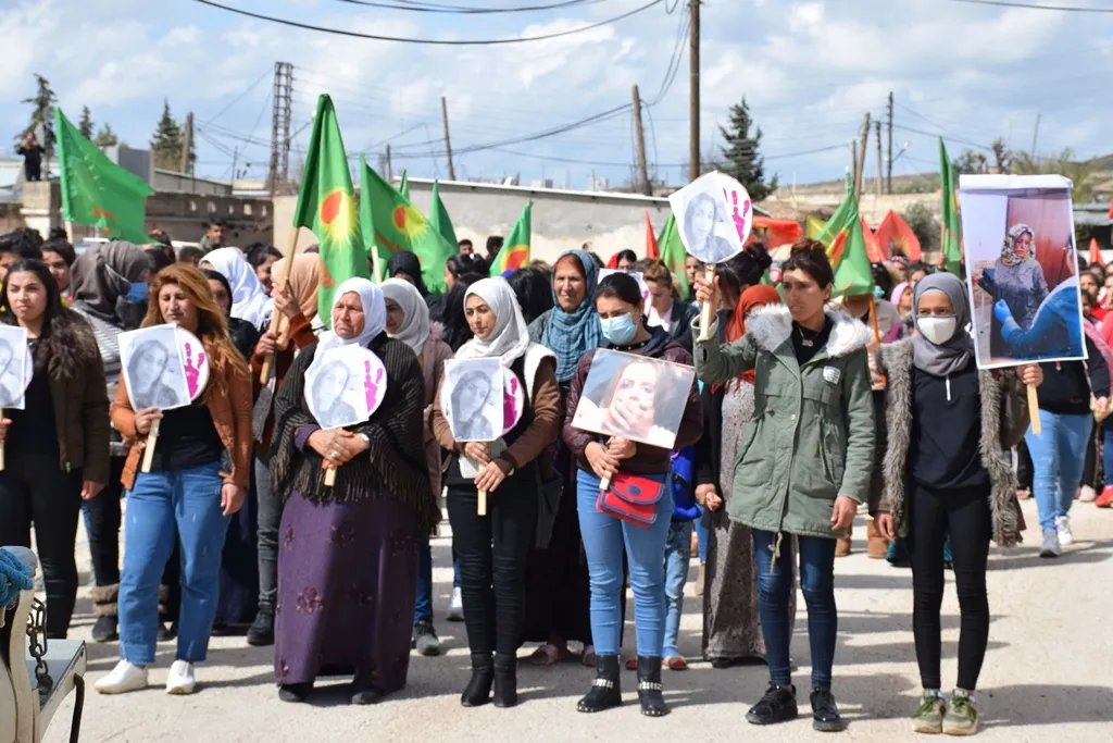 خلال مسيرة...شبيبة جل آغا تدين مرتكبي الجرائم بحقّ المرأة وتطالب بمحاسبتهم