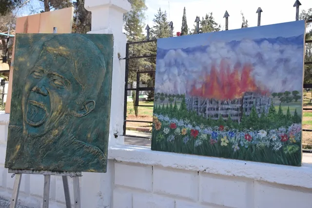 طلبة جامعة روجآفا يعبّرون عن مقاومة عفرين بمعرض للوحات فنية