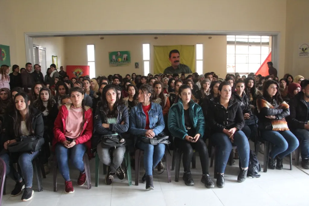 الأمة الديمقراطيّة والرأسماليّة... محور مناظرة بين فريقين من طلّاب جامعة كوباني