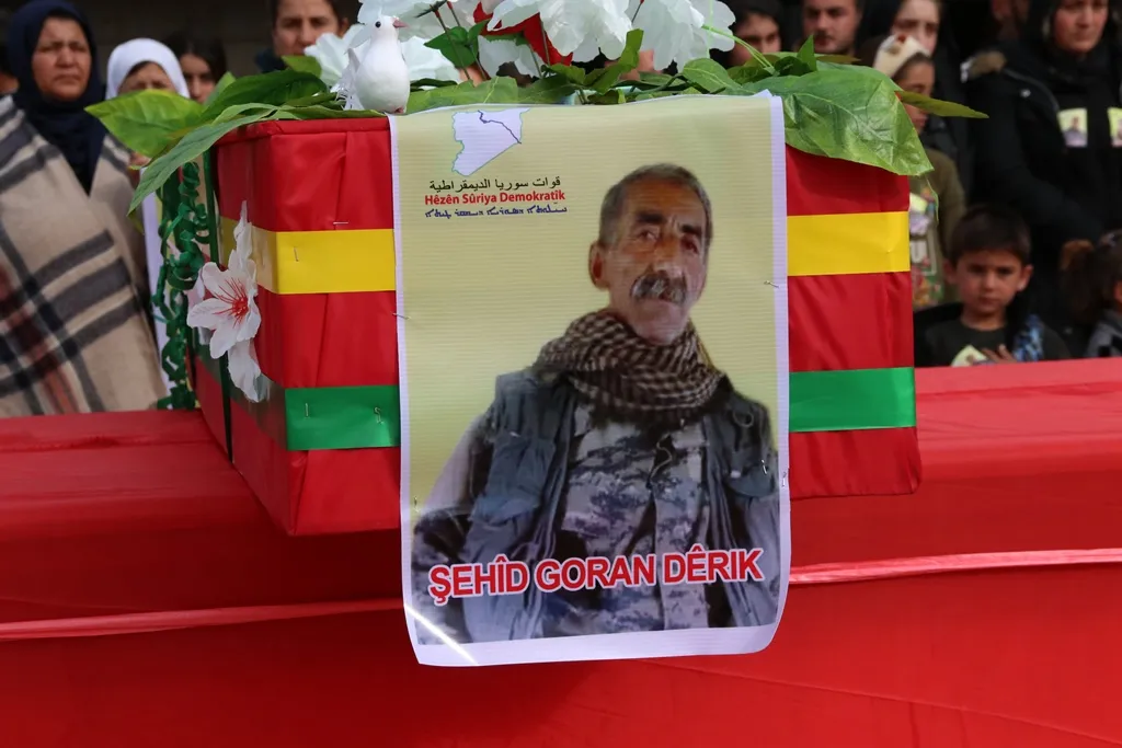 أهالي ديرك يشيّعون جثماني شهيدين إلى مثواهما الأخير
