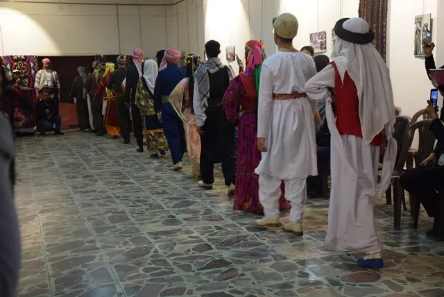 قامشلو... تقديم عرض للأزياء الكرديّة بمناسبة يوم الزيّ الكرديّ