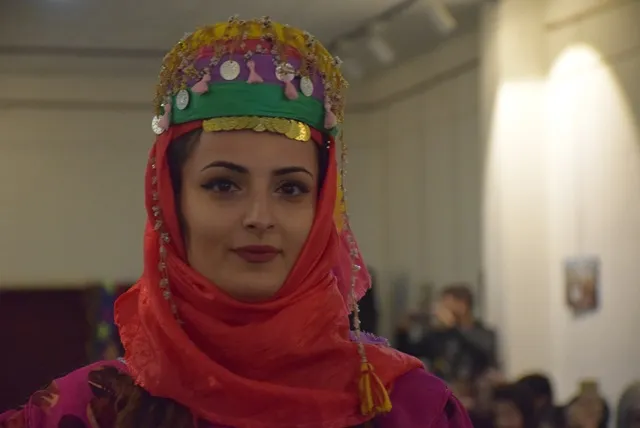 قامشلو... تقديم عرض للأزياء الكرديّة بمناسبة يوم الزيّ الكرديّ