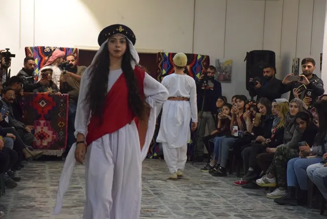 قامشلو... تقديم عرض للأزياء الكرديّة بمناسبة يوم الزيّ الكرديّ