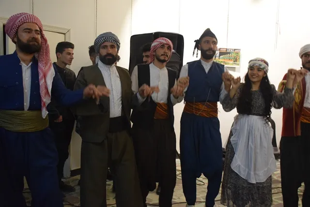 قامشلو... تقديم عرض للأزياء الكرديّة بمناسبة يوم الزيّ الكرديّ