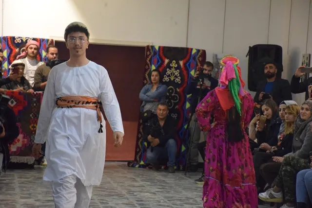 قامشلو... تقديم عرض للأزياء الكرديّة بمناسبة يوم الزيّ الكرديّ