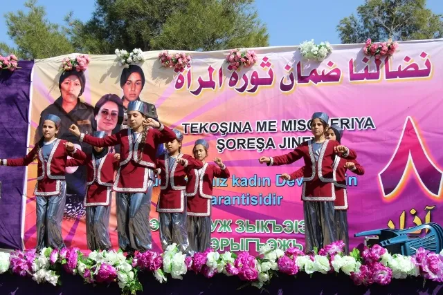 مشاركات في احتفاليّة منبج: شاركنا بزيّنا الفلكلوريّ لنعبّر عن تمسكنا بتراثنا وقيمنا الأصيلة