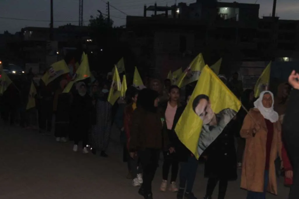 حشود من مقاطعة قامشلو تطالب بتوضيح عن الوضع الصحّي للقائد أوجلان