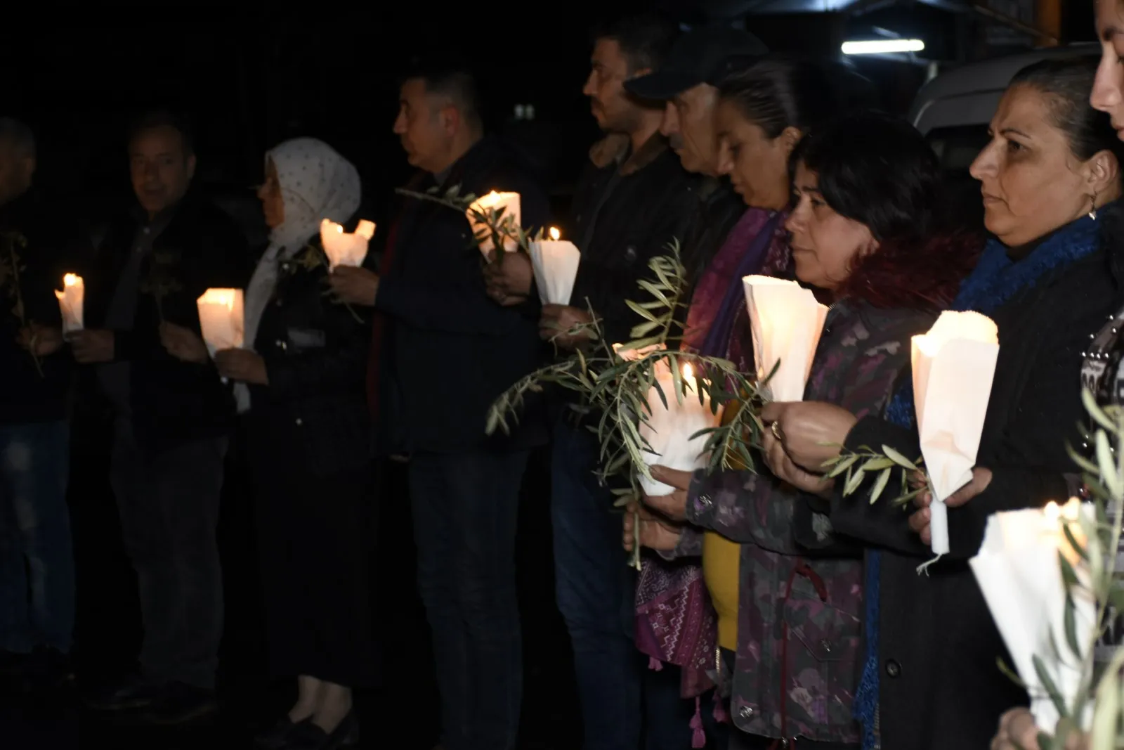 ​​​​​​​حلب: إشعال الشّموع ورفع أغصان الزّيتون في ذكرى احتلال عفرين