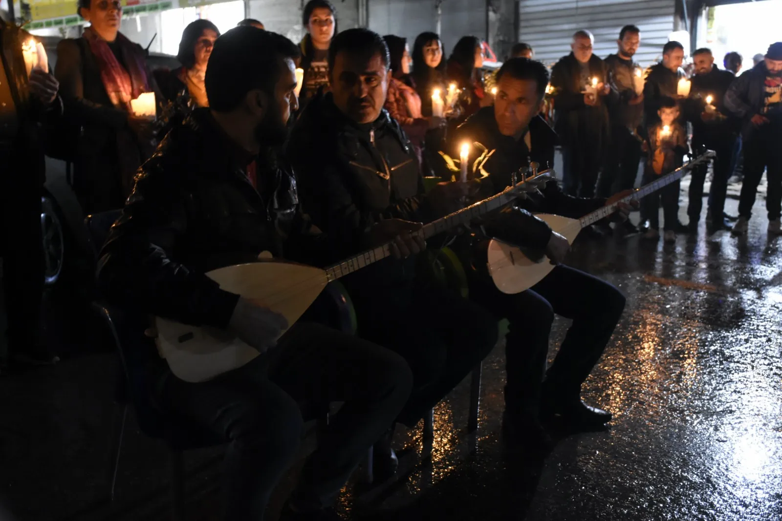 ​​​​​​​حلب: إشعال الشّموع ورفع أغصان الزّيتون في ذكرى احتلال عفرين