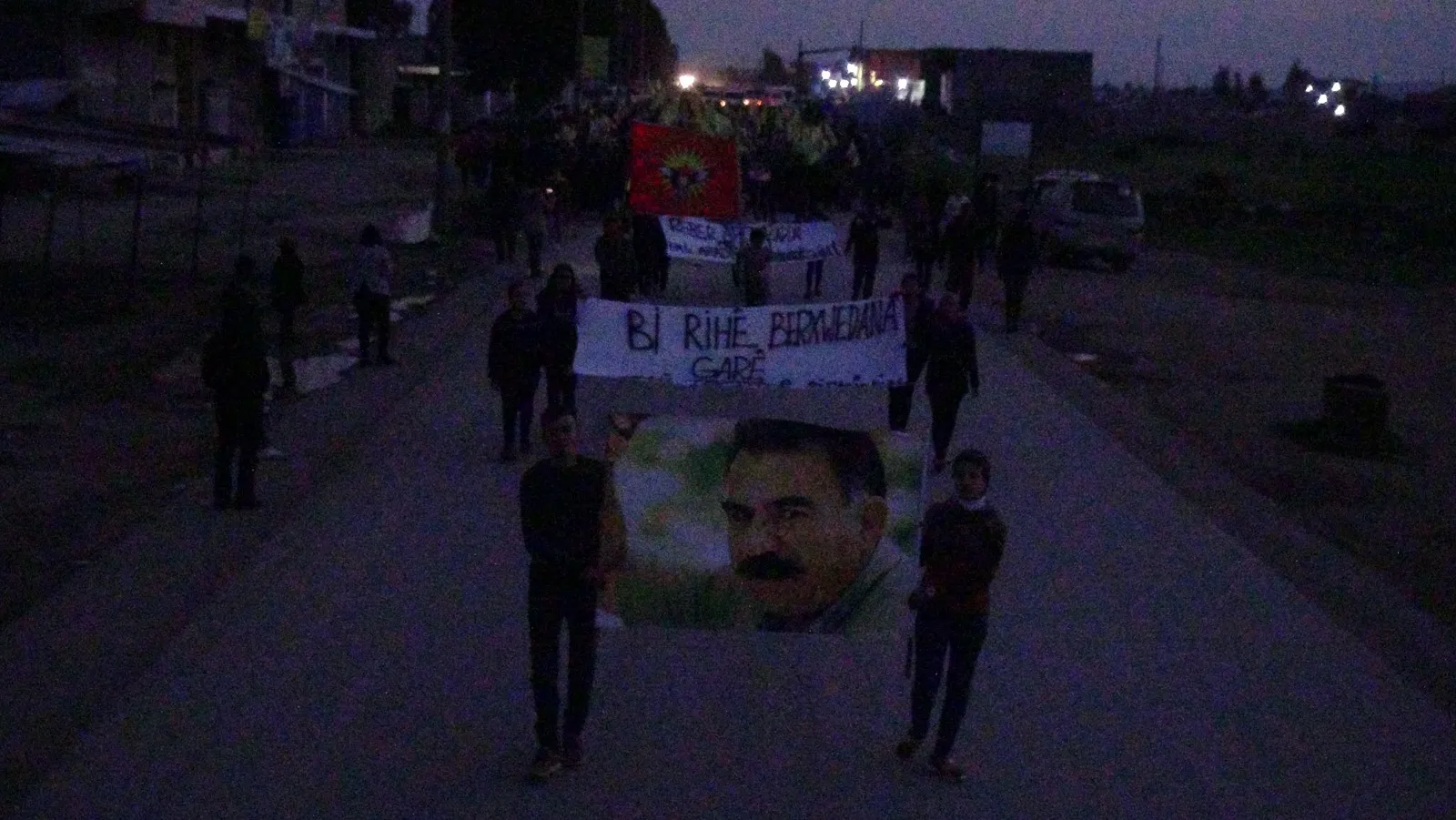 أهالي إقليمي عفرين وكوباني يتظاهرون للمطالبة بالكشف عن وضع القائد أوجلان