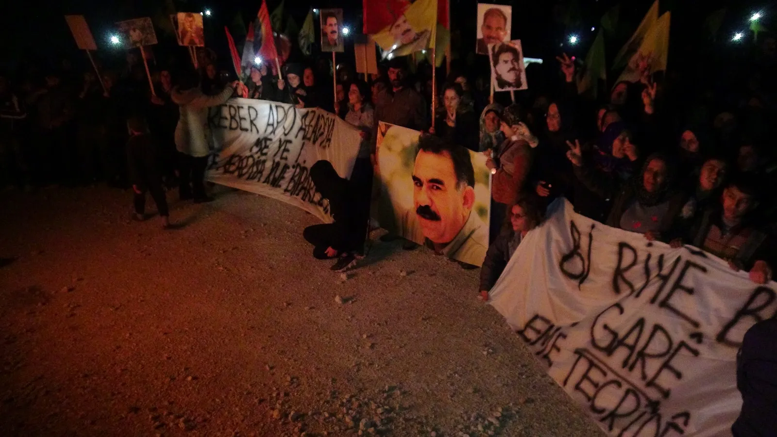 أهالي إقليمي عفرين وكوباني يتظاهرون للمطالبة بالكشف عن وضع القائد أوجلان