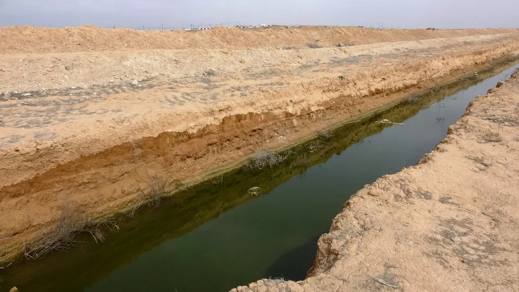 في ظل تقاعس المنظمات.. إدارة مخيم كري سبي توجد "حلاً مؤقتاً" لمشكلة المستنقع