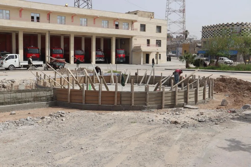 ​​​​​​​بلدية الشعب في الرقة تعيد تأهيل ساحة المحافظة وسط المدينة