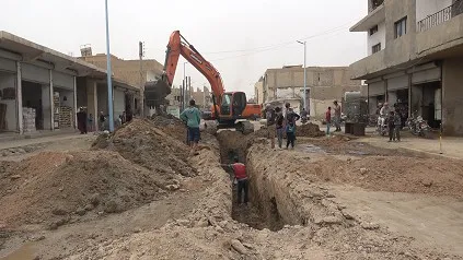 بلدية هجين تبدأ بإعادة تأهيل 700 متر من شبكات الصرف الصحي في المدينة