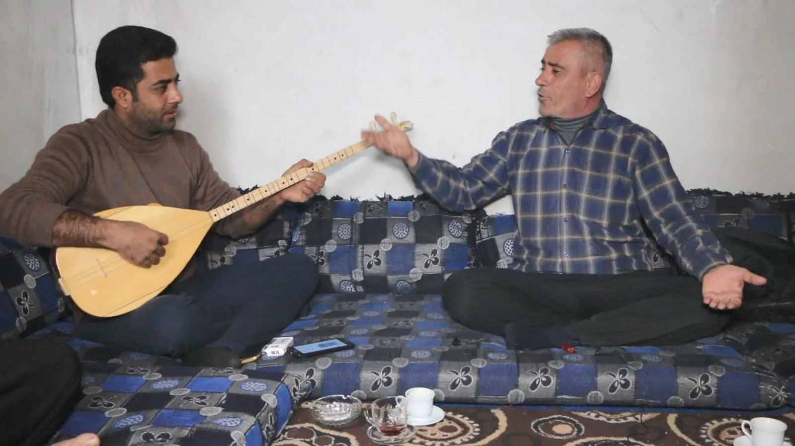 بالبزق والغناء.. العم حسين يعبّر عن مآسي التهجير من عفرين