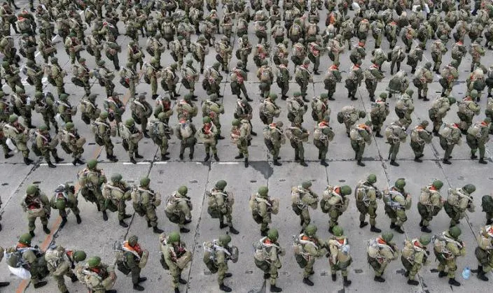 روسيا تبدأ بسحب جنودها من الحدود الأوكرانية