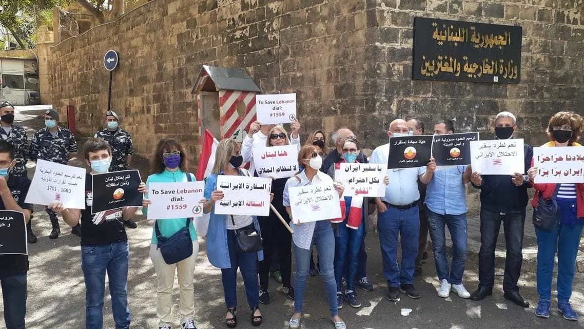 ​​​​​​​محتجون لبنانيون يطالبون بقطع العلاقات مع إيران وطرد سفيرها