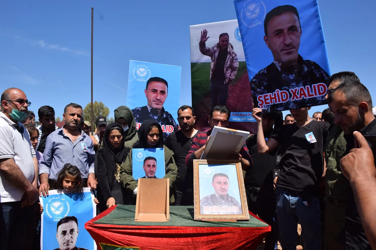 ​​​​​​​بمراسم مهيبة أهالي قامشلو يودّعون جثمان الشهيد خالد عثمان