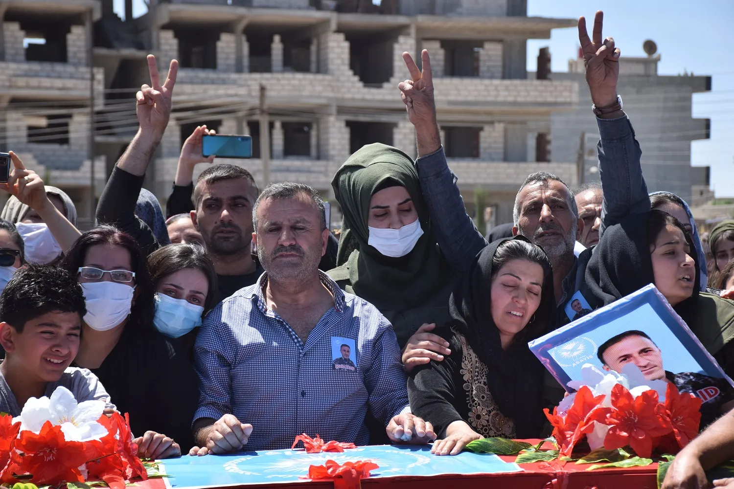 ​​​​​​​بمراسم مهيبة أهالي قامشلو يودّعون جثمان الشهيد خالد عثمان