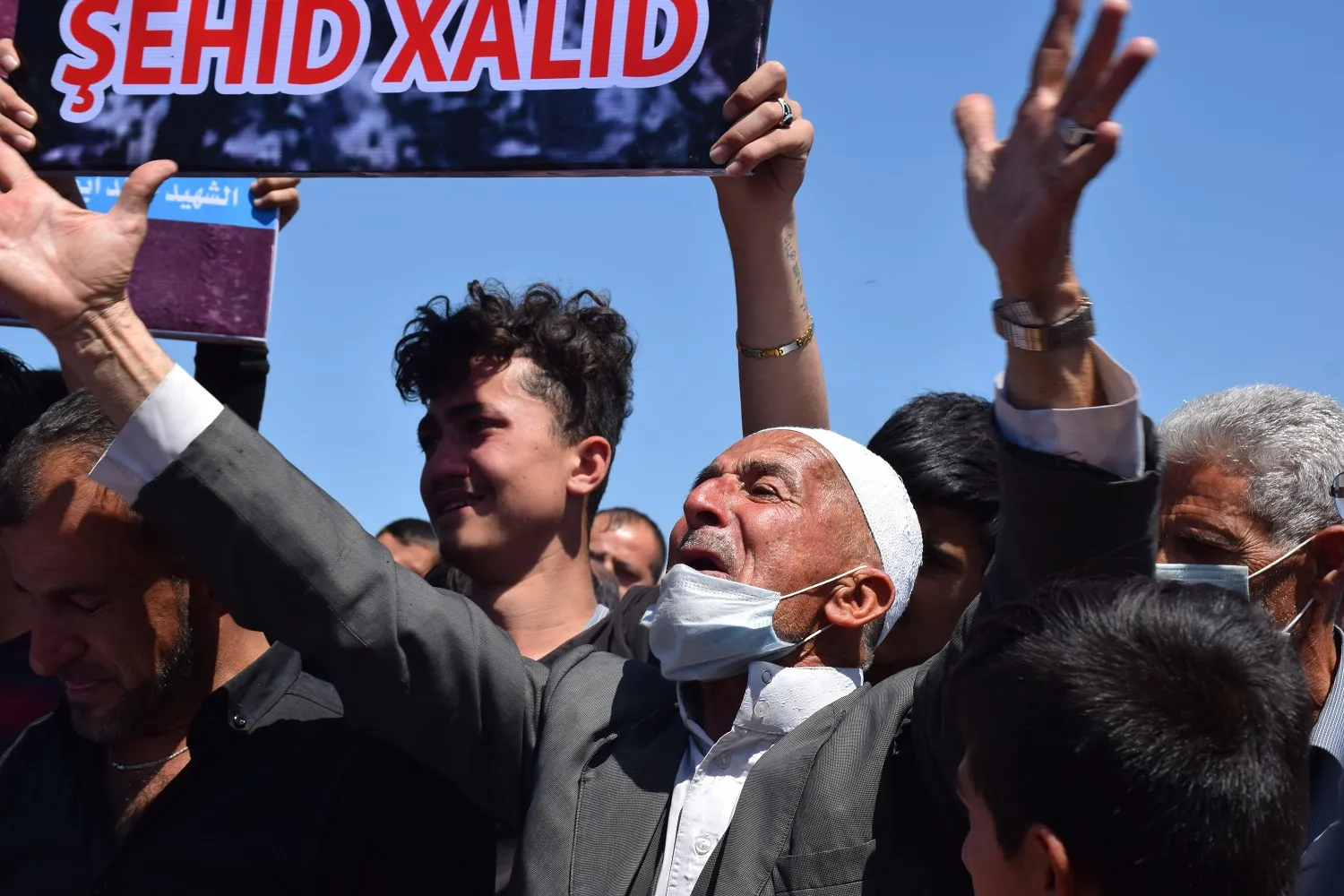 ​​​​​​​بمراسم مهيبة أهالي قامشلو يودّعون جثمان الشهيد خالد عثمان