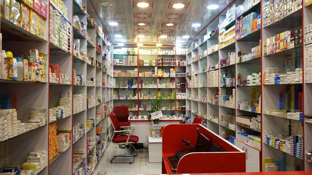 ​​​​​​​اتحاد العمال في الرقّة يفتتح صيدلية للعمال في خطوة لتخفيف الأعباء عليهم