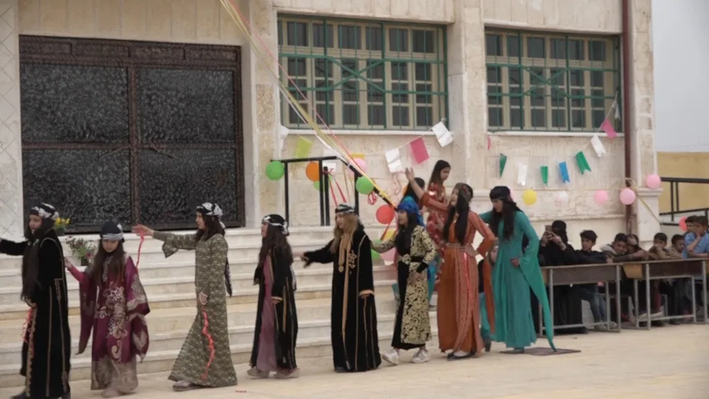 بمناسبة 4 نيسان... لجنة التّربية والتّعليم في الرّقة تفتتح مدرسة جديدة بحيّ المشلب