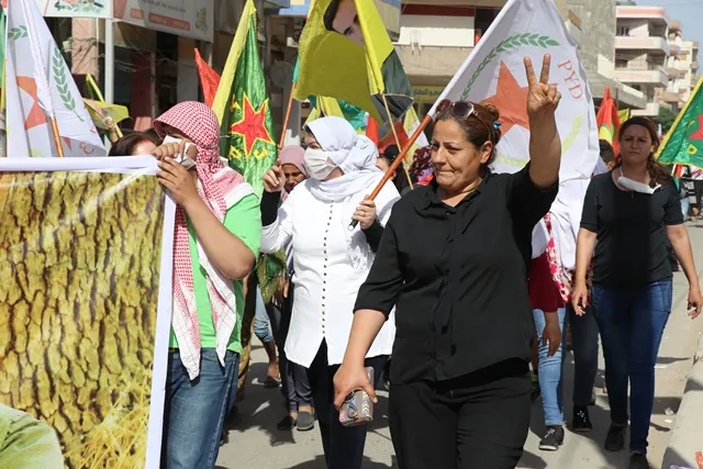 أهالي قامشلو يستنكرون هجمات الاحتلال التركي على مناطق الدفاع المشروع