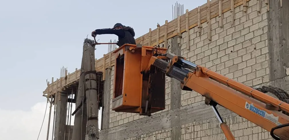 ​​​​​​​مع تحرير حي طي بدأت مؤسسة كهرباء قامشلو بتخديم الحي