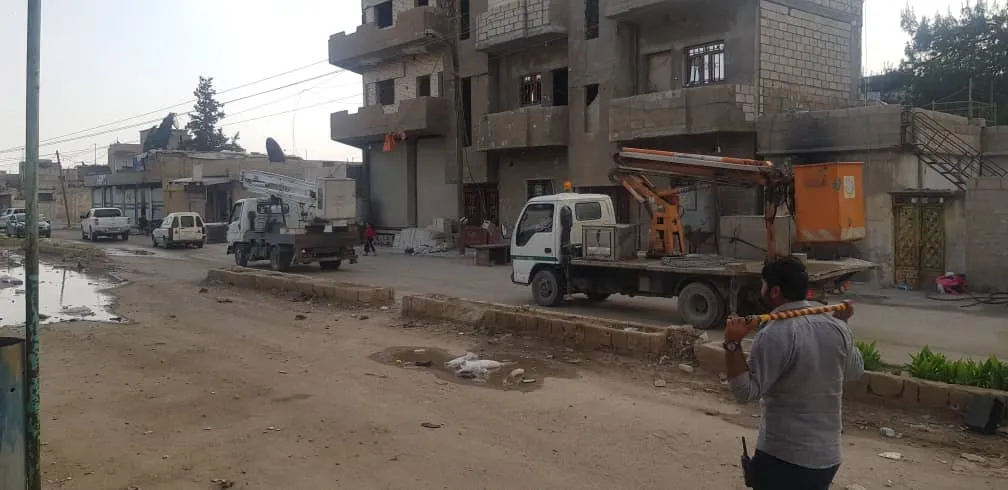 ​​​​​​​مع تحرير حي طي بدأت مؤسسة كهرباء قامشلو بتخديم الحي