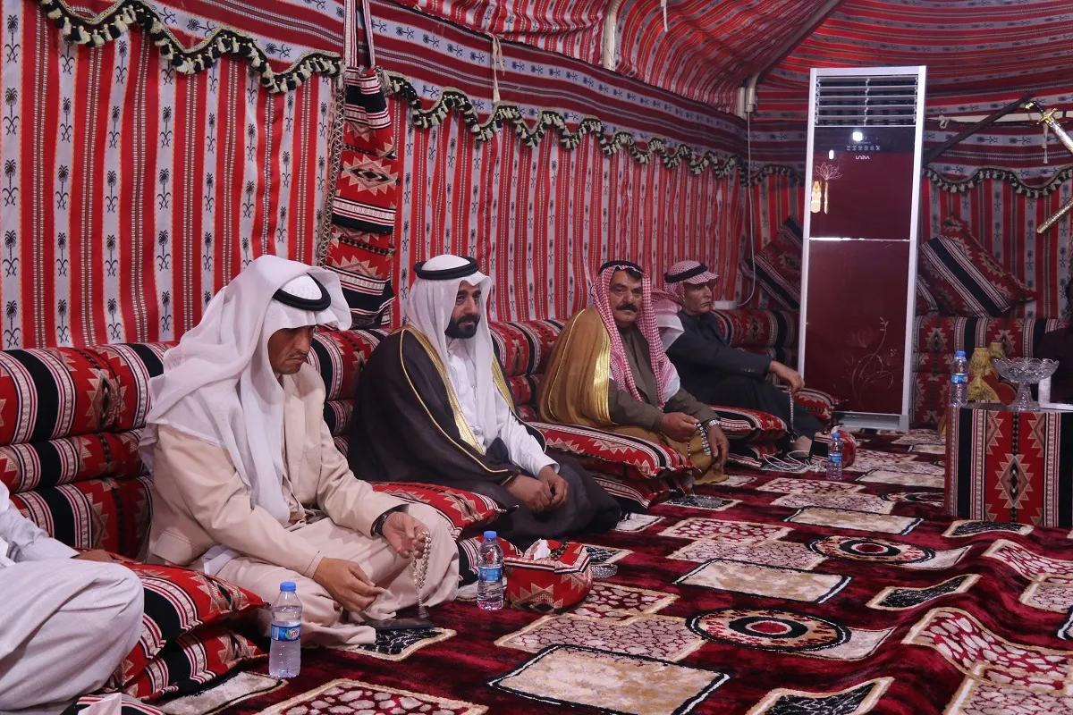 ​​​​​​​ممثّلو عشائر "الطبقة والرقة وديرالزور" يزورون قوى الأمن الداخليّ في حي طيّ