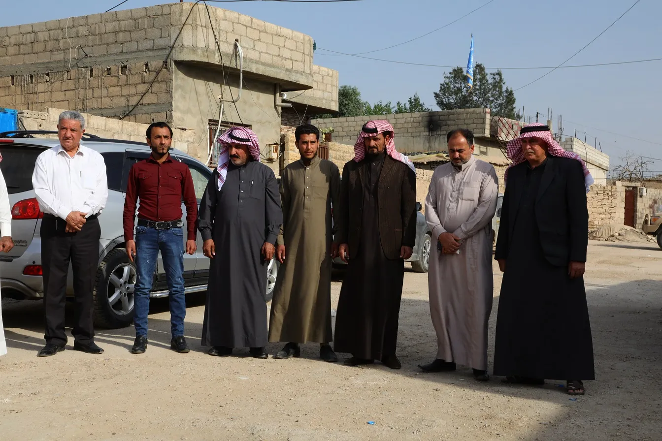 ​​​​​​​ممثّلو عشائر "الطبقة والرقة وديرالزور" يزورون قوى الأمن الداخليّ في حي طيّ