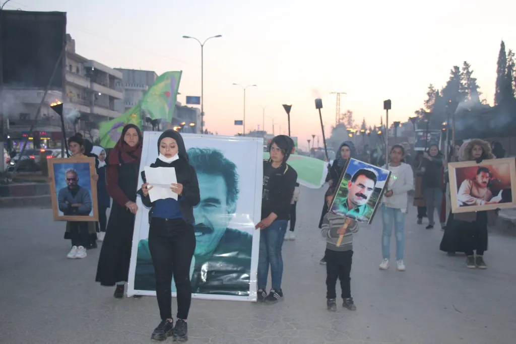 بمناسبة ميلاد القائد...المرأة الشّابة بمنبج تنظّم مسيرة بالمشاعل